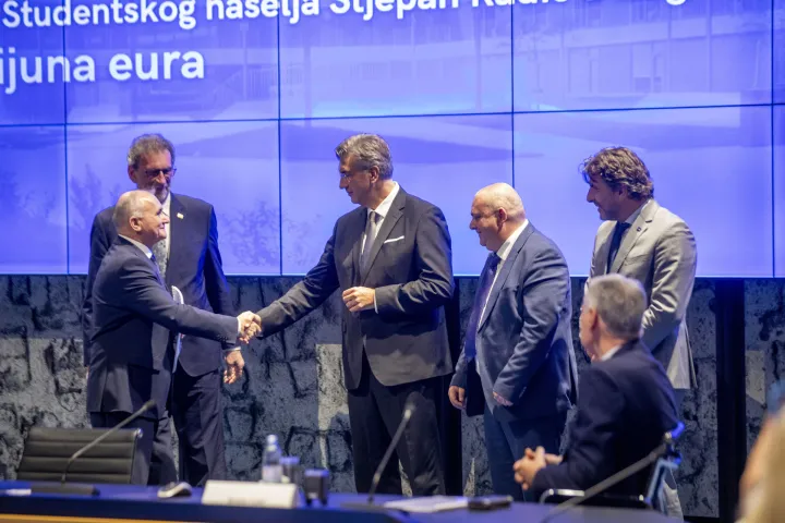 Zagreb, 20.11.2025 - Predsjednik Vlade Andrej Plenković sudjelovao je na svečanosti uručivanja ugovora za modernizaciju studentskog smje&scaron;taja, uz ravnatelja SAFU-a Dragana Jelića i ministra Radovana Fuchsa uručili su ugovore predstavnicima sveučili&scaron;ta u Zagrebu, Slavonskom Brodu, Zadru, Rijeci i Splitu te veleučili&scaron;ta u Karlovcu i u Gospiću. Na fotografiji Andrej Plenković, Radovan Fuchs.foto HINA/ Daniel KASAP/ dk