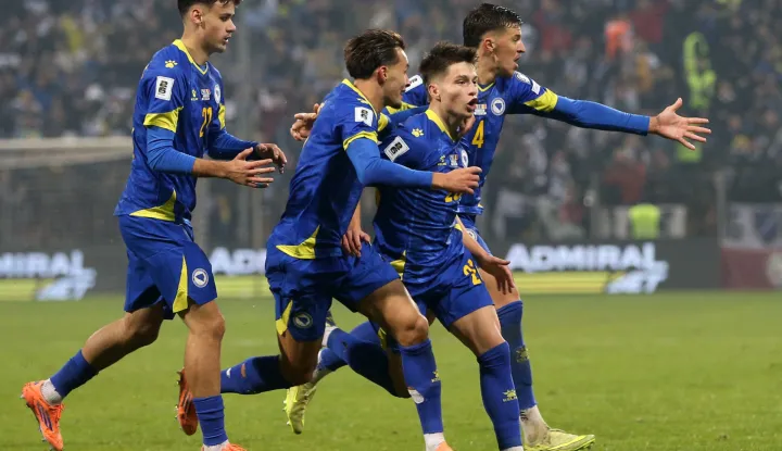 Soccer Football - FIFA World Cup - UEFA Qualifiers - Group H - Bosnia and Herzegovina v Romania - Stadion Bilino Polje, Zenica, Bosnia and Herzegovina - November 15, 2025 Bosnia and Herzegovina's Esmir Bajraktarevic celebrates scoring their second goal with teammates REUTERS/Amel Emric Photo: AMEL EMRIC/REUTERS