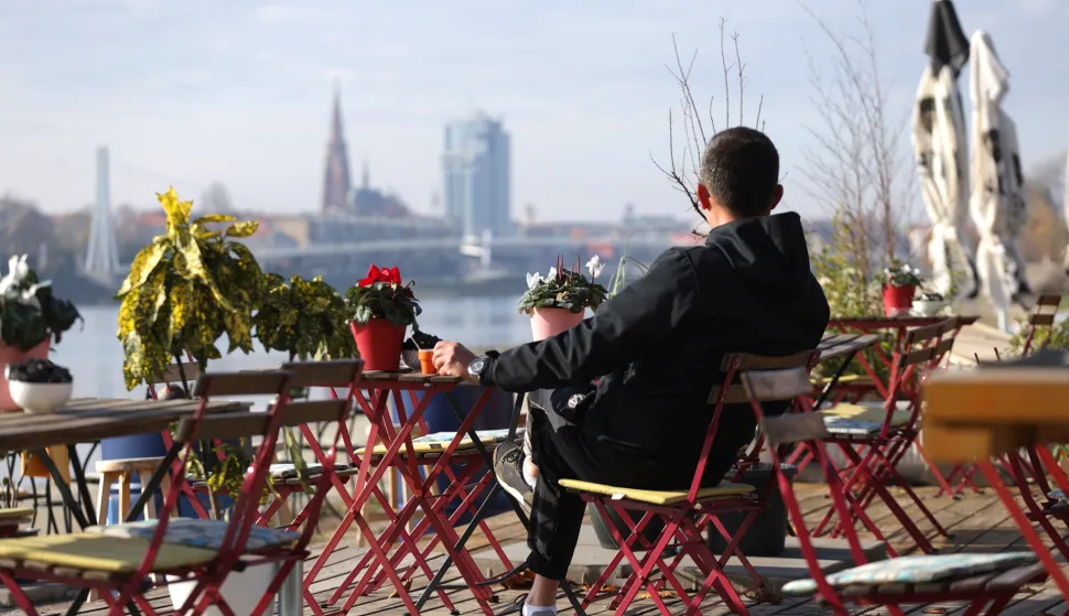 Osijek, 20. 11. 2025., Kopika, fotošetnja, Bajta; kava; ispijanje kave; lijep dan; sunčano vrijeme; D vitamin; opuštanje uz Dravu; iskoristite lijepo, mirno, tiho i sunčano vrijeme tko možeSNIMIO BRUNO JOBST