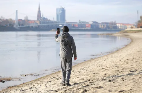 Osijek, 20. 11. 2025., Kopika, fotošetnja, čovjek iz Makarske ne vjeruje u kakvom lijepom gradu živimo, pojma nije imao da Osijek tako izgleda, šeta, snima sve živo i neživo te šalje prijateljima na moru fotografije i videe našeg grada.SNIMIO BRUNO JOBST