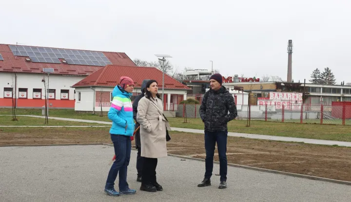 BELIŠĆEGradonačelnica Ivana Jerbić u petak je sa suradnicima, direktoricom Lokalne razvojne agencije Vedranom Kopić i službenicom ovlaštenom za privremeno obavljanje poslova pročelnika Ljiljanom Žigić te nadzornim inženjerom Krunom Oreškovićem obišla radove na izgradnji nogometnog igrališta s umjetnom travom u sklopu gradskog stadiona u Belišćustudeni 2025.