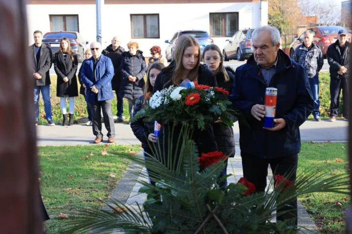 Polaganje vijenaca u Ernestinovu
