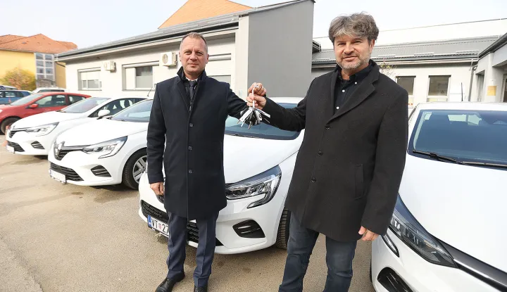 U Virovitici je održana primopredaja četiri vozila za Dom zdravlja Virovitičko-podravske županije, a ključeve je ravnatelju Doma zdravlja VPŽ-a, dr. Ivici Fotezu, uručio virovitičko-podravski župan Igor Andrović. Vozila su nabavljena sredstvima iz županijskog proračuna, a namijenjena su za potrebe patronažne zdravstvene skrbi te će biti raspoređena u sve četiri ispostave – Viroviticu, Pitomaču, Slatinu i Orahovicu.studeni 2025.