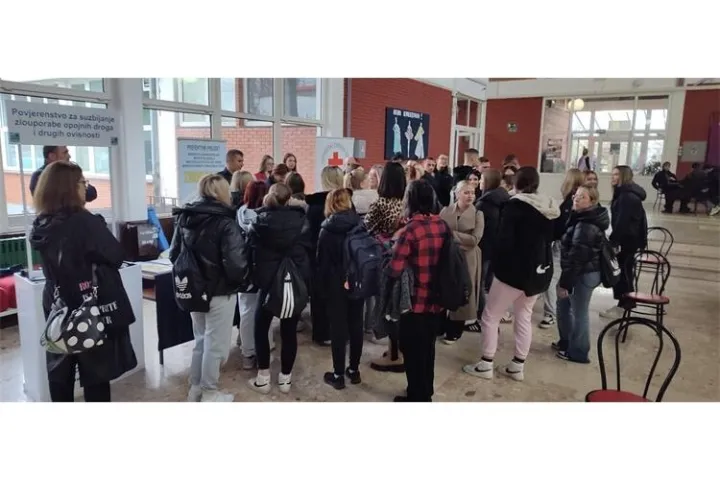 U sklopu Mjeseca borbe protiv ovisnosti, koji se obilježava od 15. studenog do 15. prosinca, policijski službenici Policijske uprave vukovarsko-srijemske, u suradnji s lokalnim partnerima i suradnicima, provodit će preventivno-edukativne aktivnosti s ciljem ukazivanja cjelokupnoj javnosti na problem svih oblika ovisnosti, a osobito zlouporabe droga.