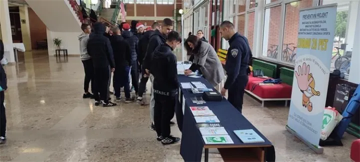 U sklopu Mjeseca borbe protiv ovisnosti, koji se obilježava od 15. studenog do 15. prosinca, policijski službenici Policijske uprave vukovarsko-srijemske, u suradnji s lokalnim partnerima i suradnicima, provodit će preventivno-edukativne aktivnosti s ciljem ukazivanja cjelokupnoj javnosti na problem svih oblika ovisnosti, a osobito zlouporabe droga.