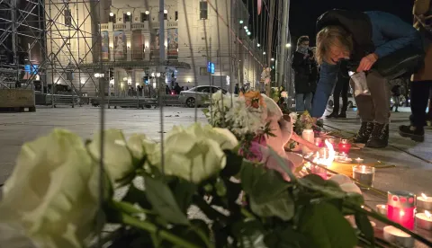 Beograd, 21.12.2024. - Roditelji djece ubijene u beogradskoj osnovnoj &scaron;koli "Vladislav Ribnikar" u svibnju 2023. godine i mno&scaron;tvo Beograđana u petak navečer su na Trgu Republike upalili svijeće i položili cvijeće odajući počast ubijenom djetetu i ozlijeđenima u jučera&scaron;njem napadu u zagrebačkoj Osnovnoj &scaron;koli Prečko.foto HINA/ HINA/ FoNet/ Marko Dragoslavić/ ml