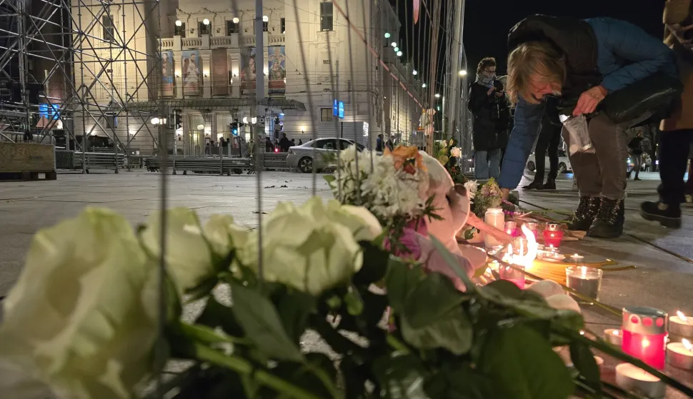 Beograd, 21.12.2024. - Roditelji djece ubijene u beogradskoj osnovnoj &scaron;koli "Vladislav Ribnikar" u svibnju 2023. godine i mno&scaron;tvo Beograđana u petak navečer su na Trgu Republike upalili svijeće i položili cvijeće odajući počast ubijenom djetetu i ozlijeđenima u jučera&scaron;njem napadu u zagrebačkoj Osnovnoj &scaron;koli Prečko.foto HINA/ HINA/ FoNet/ Marko Dragoslavić/ ml