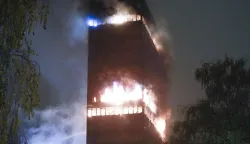 Zagreb, 18.11.2025. - Na vrhu Vjesnikovog nebodera u ponedjeljak kasno navečer izbio je požar koji se proširio na nekoliko katova. U gašenju požara sudjeluje veliki broj vatrogasaca i tehnike. foto HINA/ Lana SLIVAR DOMINIĆ/ lsd