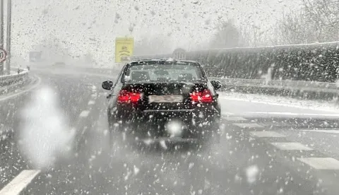 Osijek, 22. 11. 2025., snijeg, gust snijeg, prvi snijeg 2025, promet; prometnice, stanje na cestama, djeca, zimske radosti, SNIMIO BRUNO JOBST