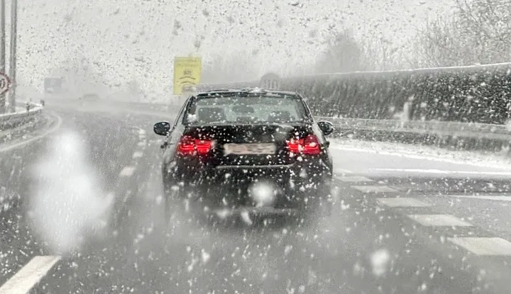 Osijek, 22. 11. 2025., snijeg, gust snijeg, prvi snijeg 2025, promet; prometnice, stanje na cestama, djeca, zimske radosti, SNIMIO BRUNO JOBST