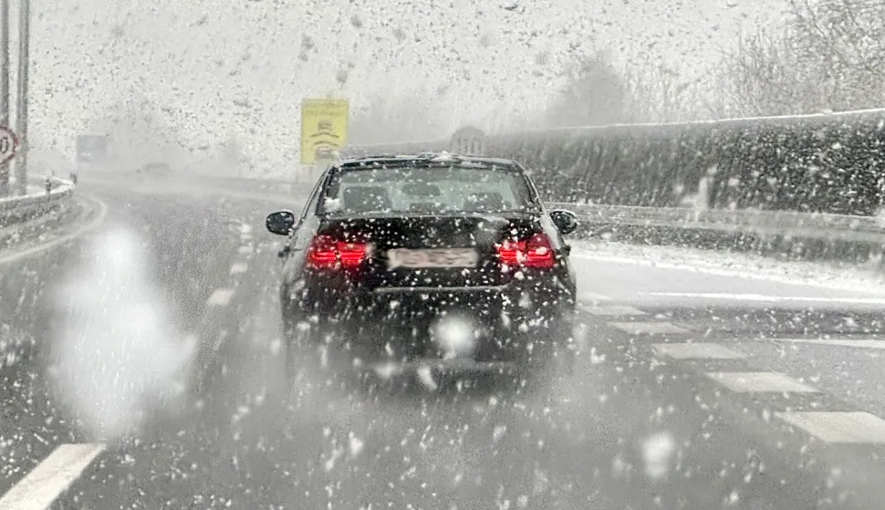 Osijek, 22. 11. 2025., snijeg, gust snijeg, prvi snijeg 2025, promet; prometnice, stanje na cestama, djeca, zimske radosti, SNIMIO BRUNO JOBST