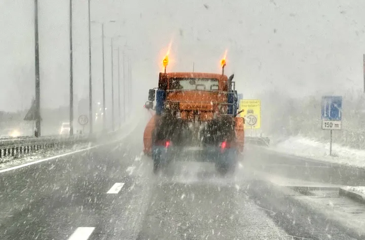 Osijek, 22. 11. 2025., snijeg, gust snijeg, prvi snijeg 2025, promet; prometnice, ralica; sol na cestama; zimska služba; zimski uvijeti na cestama; snijeg na cestama; čišćenje prometnicaSNIMIO BRUNO JOBST