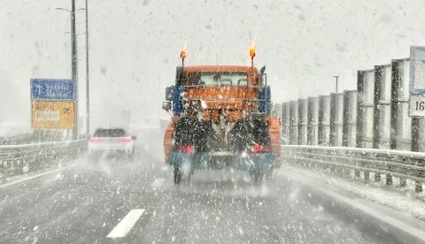 Osijek, 22. 11. 2025., snijeg, gust snijeg, prvi snijeg 2025, promet; prometnice, ralica; sol na cestama; zimska služba; zimski uvijeti na cestama; snijeg na cestama; čišćenje prometnicaSNIMIO BRUNO JOBST