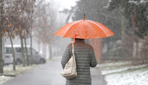 Osijek, 22. 11. 2025., snijeg, gust snijeg, prvi snijeg 2025, promet; prometnice, djeca, zimske radosti, SNIMIO BRUNO JOBST