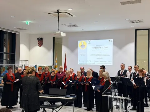 Subotnje popodne bilo je zanimljivo u vinkovačkoj Gradskoj knjižnici i čitaonici – prvo je otvorena izložba radova dvojice hrvatskih branitelja, akademskog kipara i slikara Marijana Zajeca – Ko-Ze i slikara Dražena Pilića Arta. Potom je održan četvrti po redu koncert "Runjaninu u čast"