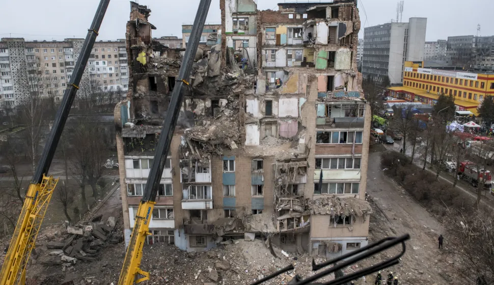 epa12540351 Ukrainian rescuers work at the site of a Russian strike on a high-rise residential building in Ternopil, western Ukraine, 21 November 2025, as rescuers continue to dismantle debris amid the Russian invasion. At least 31 people were killed, including 6 children, and 94 others, including 18 children, were injured in Ternopil after Russian forces launched overnight strikes across Ukraine on 19 November. There are 13 people currently missing, according to the State Emergency Service. EPA/MAXYM MARUSENKO