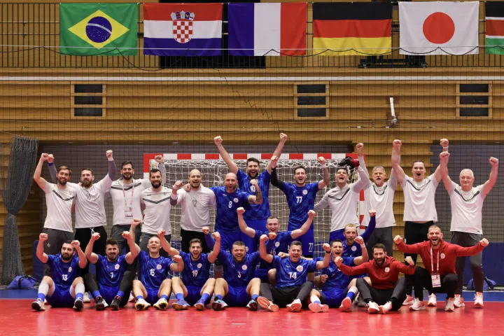 TOKIO, 23. studenoga 2025. (Hina) - Hrvatska je na Ollimpijskim igrama gluhih u Tokiju imala izniman dan &mdash; Laura &Scaron;tefanac osvojila je zlatnu medalju u bacanju koplja, dok se rukometna reprezentacija gluhih plasirala u finale nakon uvjerljive pobjede nad Srbijom.