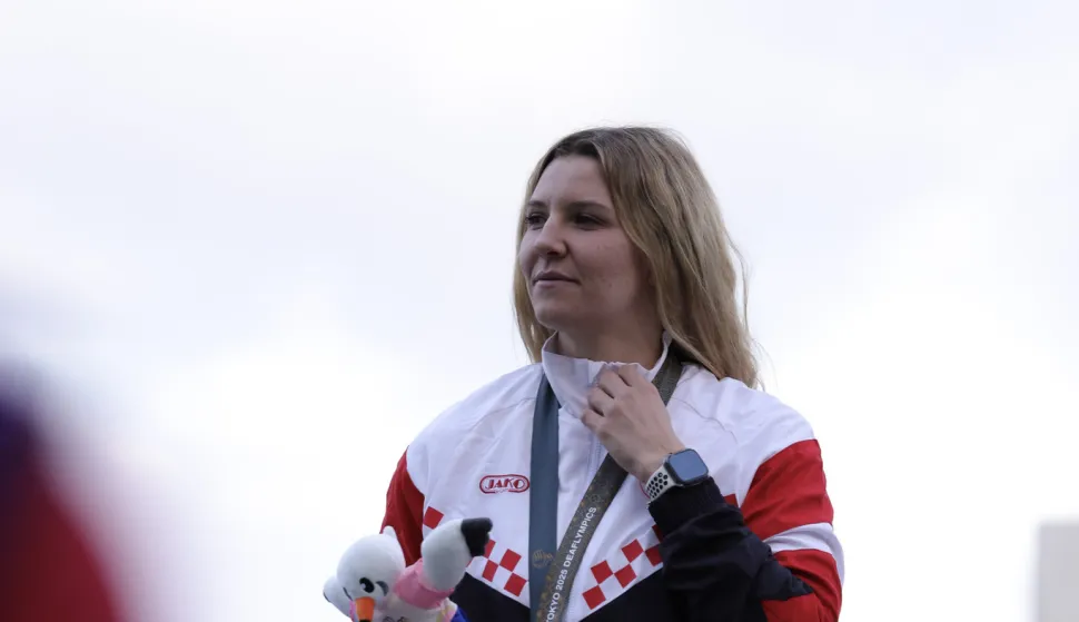 TOKIO, 23. studenoga 2025. (Hina) - Hrvatska je na Ollimpijskim igrama gluhih u Tokiju imala izniman dan — Laura Štefanac osvojila je zlatnu medalju u bacanju koplja, dok se rukometna reprezentacija gluhih plasirala u finale nakon uvjerljive pobjede nad Srbijom.