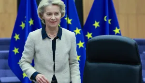 epa12535082 European Commission President Ursula von der Leyen attends the start of the weekly meeting of the College of Commissioners, in Brussels, Belgium, 19 November 2025. EPA/OLIVIER HOSLET