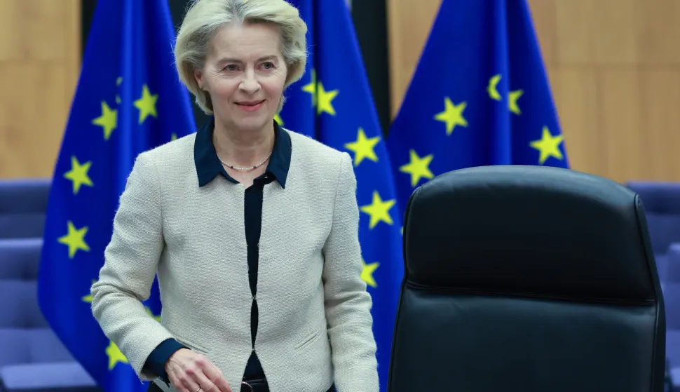 epa12535082 European Commission President Ursula von der Leyen attends the start of the weekly meeting of the College of Commissioners, in Brussels, Belgium, 19 November 2025. EPA/OLIVIER HOSLET
