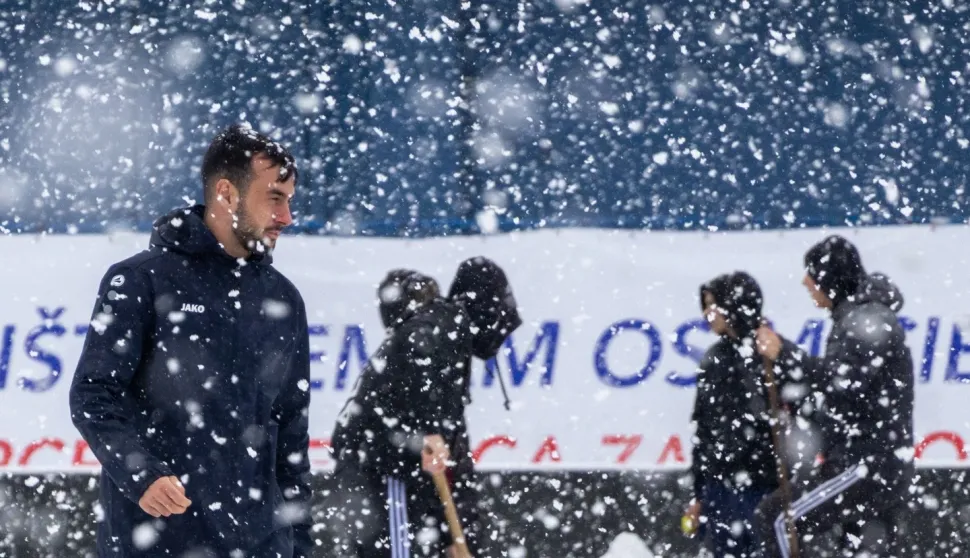 Lopate u rukama, ali ništa od igre