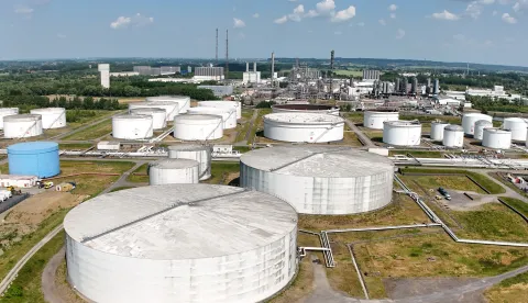 epa12180533 The Total Energies depot and refinery in Feluy, Belgium, 17 June 2025. Global oil prices rise following Israel's attack on Iran. EPA/OLIVIER HOSLET