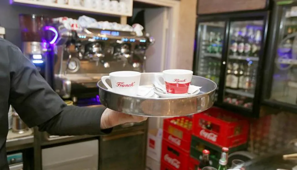 01.01.2017., Sibenik - U novogodisnjoj noci u ponoc pocela je primjena novog povecanja stope PDV-a od 25 posto za ugostiteljske usluge. Stopa PDV-a za ugostiteljske usluge promijenjena je u sklopu nedavno usvojene porezne reforme, odnosno za te se usluge povecava s dosadasnjih 13 na 25 posto i stupa na snagu s 1. sijecnjem 2017., sto je treca promjena te stope u pet godina.Photo: Dusko Jaramaz/PIXSELL------1 STUPAC COLORNOVOSTI