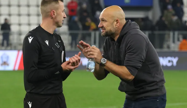 Osijek, 23. 11. 2025, Opus Arena, nogomet, Osijek - Lokomotiva (Zagreb), SupeSport HNL 25/26. Glavni sudac Ivan Vukančić i Željko Sopić.snimio GOJKO MITIĆ