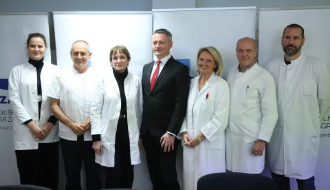 Zagreb, 24.11.2025 - Konferencija za novinare na KBC-u Zagreb u povodu uspješnog izvođenja novog, medicinski zahtjevnog zahvata visoke složenosti na malom pacijentu s izrazito velikim tumorom vrata, a koji je operativno zbrinut neposredno nakon rođenja. Na fotografiji Ana Hrkać Pustahija, Drago Prgomet, Ruža Grizelj, Fran Borovečki, Vesna Elveđi Gašparović, Ratko Prstačić, David Ozretić.foto HINA/ Denis CERIĆ /dc
