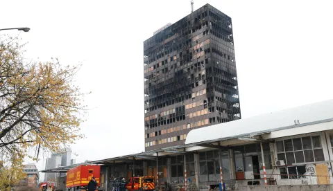 Zagreb, 19.11.2025. - Inženjeri i statičari kod Vjesnikovog nebodera. U Vjesnikovom neboderu na Slavonskoj aveniji požar je izbio u ponedjeljak malo prije ponoći. foto HINA/ Lana SLIVAR DOMINIĆ/ ml