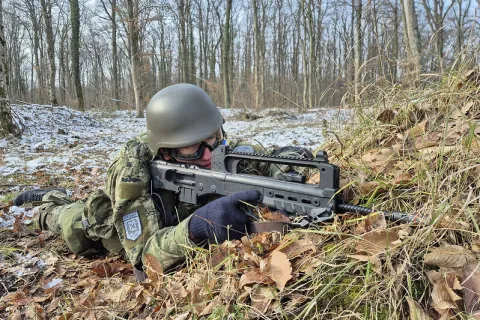 Kadeti Hrvatskog vojnog učilišta "Dr. Franjo Tuđman" sudjelovali su tijekom veljače 2025. na zimskim kampovima na vojnom poligonu "Gašinci", u vojarni "Josip Jović" u Udbini i na vojnom vježbalištu "Gakovo", tijekom kojih su u praksi uvježbavali teorijsko znanje vojne obuke, priopćuju iz Ministarstva obrane RH.veljača 2025.
