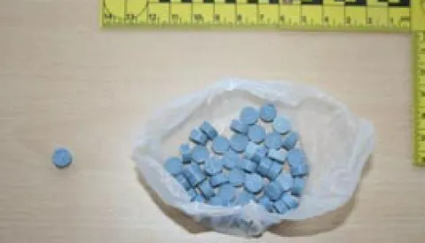 Prodava ecstasy, droga, tablete, policija, ilustracija