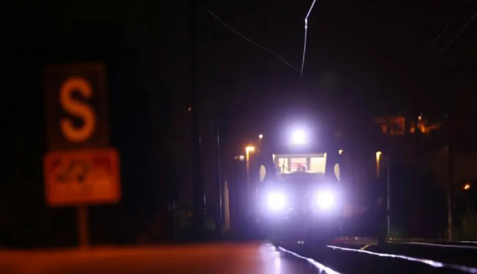 Zapreљiж, 24.08.2018 - Dvije su osobe poginule u naletu vlaka u Zapreљiжu u petak oko 21 sat, doznaje se iz zagrebaиke policije. Identitet poginulih joљ uvijek je nepoznat, a nejasno je i radi li se o osobama koje su hodale po pruzi ili su tek pokuљale preжi preko nje. To bi trebao utvrditi oиevid koji je u tijeku, istiиu u policiji.foto HINA/ Damir SENИAR /ds