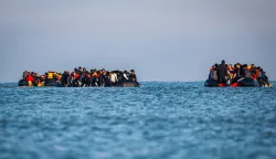 epa12409519 Migrants sit on inflatable boats during an attempt to cross the English Channel, off the beach of Gravelines, northern France, 27 September 2025. EPA/FADEL DAWOD
