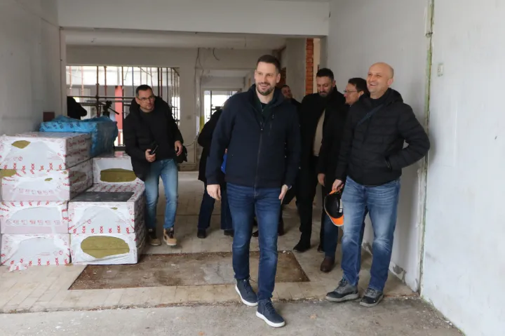 Osijek, 25. 11. 2025, Dječji vrtić, Krijesnica, Korčulanska 3. Gradonačelnik Ivan Radić obišao radove na energetskoj obnovi i proširenju vrtića. Ivan Radić i Boris Benić, glavni inžinjer tvrtke Planum - građenje.snimio GOJKO MITIĆ