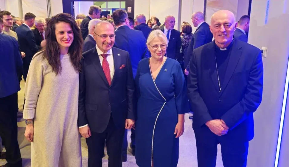 MOSTAR, 25. studenoga 2025. (Hina) - Vodeći hrvatski dužnosnici iz BiH Dragan Čović i Borjana Krišto ocijenili su povodom Dana državnosti te zemlje da je najvažnije očuvati ulogu triju konstitutivnih naroda te ubrzati europski put zemlje, a čestitkama se za taj praznik priključio i šef hrvatske diplomacije Gordan Grlić Radman. 