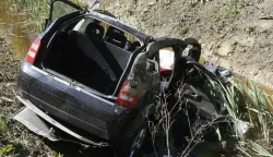 Vinkovci, 14.04. 2007 - Uslijed slijetanja osobnog vozila njemačkih registracijskih oznaka u odvodni kanal uz sjeverni trak autoceste Zagreb-Lipovac, na dionici od Lipovca do upanje, smrtno su stradale dvije osobe, potvrdila je danas vukovarsko- srijemska policija.foto FaH