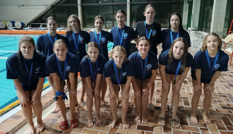 Split je bio domaćin Prvenstva Hrvatske za mlađe juniorke, a na njemu su vaterpolistice Murse bile odlučne i u Osijek doijele medalje. Ispred njih su bile samo ekipe splitskog Jadrana i zagrebačke Mladosti. Osječke vatrepolistice sad se pripremaju za kadetsko PH, kojem će ŽVK Mursa biti domaćin u Vukovaru.USTUPLJENA FOTOGRAFIJA