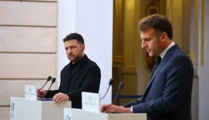 epa12531252 French President Emmanuel Macron (R) and Ukrainian President Volodymyr Zelensky attend a joint press conference at the Elysee Palace in Paris, France, 17 November 2025. EPA/SARAH MEYSSONNIER/POOL MAXPPP OUT