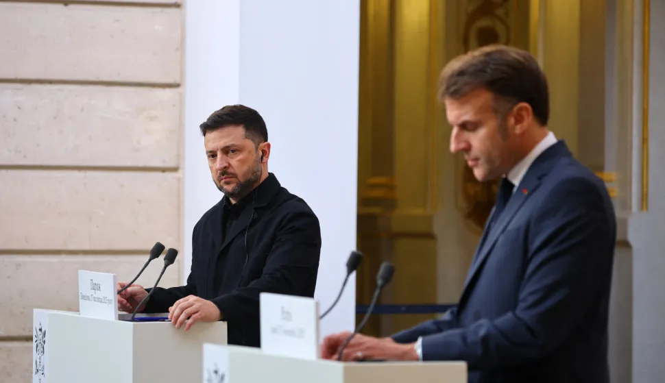epa12531252 French President Emmanuel Macron (R) and Ukrainian President Volodymyr Zelensky attend a joint press conference at the Elysee Palace in Paris, France, 17 November 2025. EPA/SARAH MEYSSONNIER/POOL MAXPPP OUT