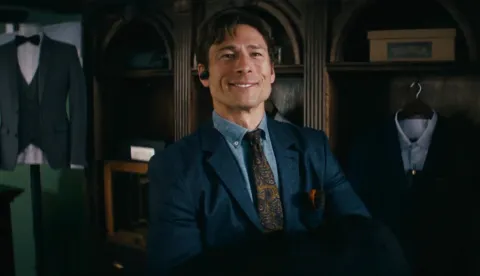 Glen Powell u filmu "How to Make a Killing"