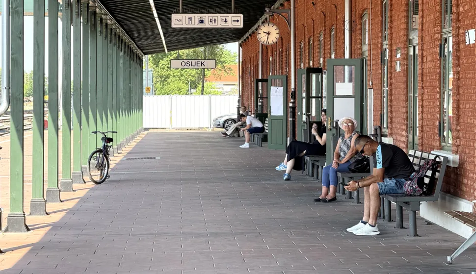 Osijek, 25. 06. 2025., Željeznički kolodvor Osijek, željeznička stanica, putnici, hlad, vrućina, vrućine, ljetoSNIMIO BRUNO JOBST