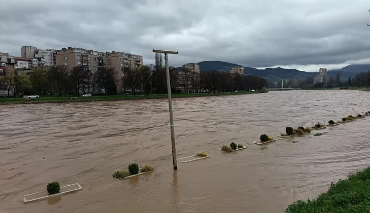 Zenica, 27.3.2025.- Obilna ki?a koja od srijede neprekidno pada u Bosni i Hercegovini prouzro?ila je znatan porast vodostaja ve?ine rijeka, a najozbiljnije je stanje u slivu rijeke Bosne. Na slici rijeka Bosna kod Zenice. foto HINA/ FENA/Vehid Beguni?/ ua