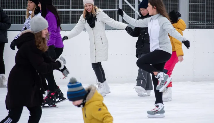OSIJEK- 08.01.2022., Sokol centar, klizalište, druga subota u mjesecu u terminu od 9.20 do 10.20 je besplatno klizalište.Foto: Andrea Ilakovac