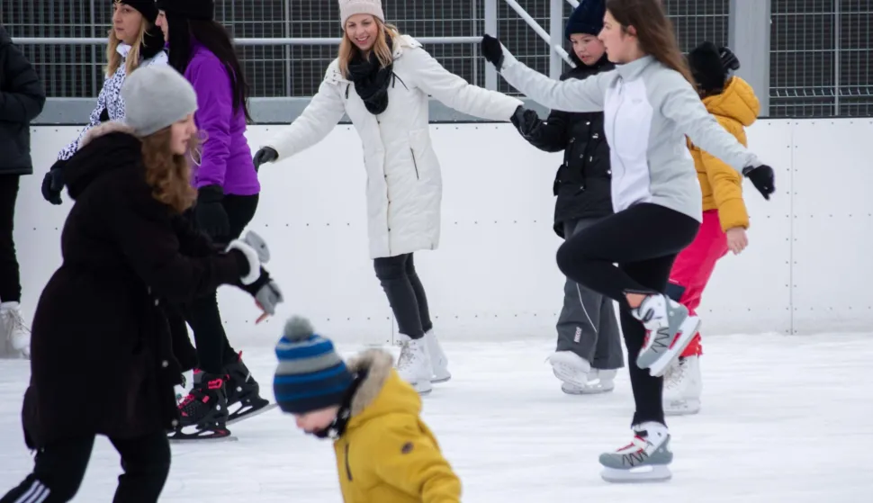 OSIJEK- 08.01.2022., Sokol centar, klizalište, druga subota u mjesecu u terminu od 9.20 do 10.20 je besplatno klizalište.Foto: Andrea Ilakovac