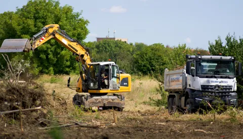 Osijek, 03. 09. 2035., Obilazak početnik radova na izvođenju 1. faze spoja sjevernog i južnog dijela južne obilaznice (Bistrička ulica). radovi; obilaznica; Bistrička ulica; gradonačelnik; Ivan Radić; Industrijska četvrt; bager