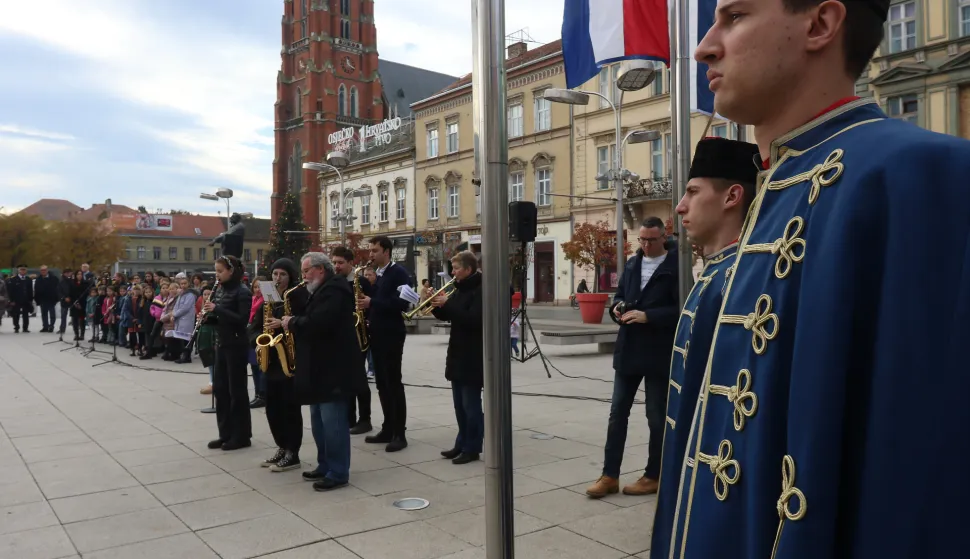 Osijek, 01. 12. 2023, Trga Ante Starcevica, svecano podizanje gradskog stijega. Ivan Radic, Tihomri Florijancic, Dragan Vulin i Jasenka Crnkovic.snimio GOJKO MITIĆ