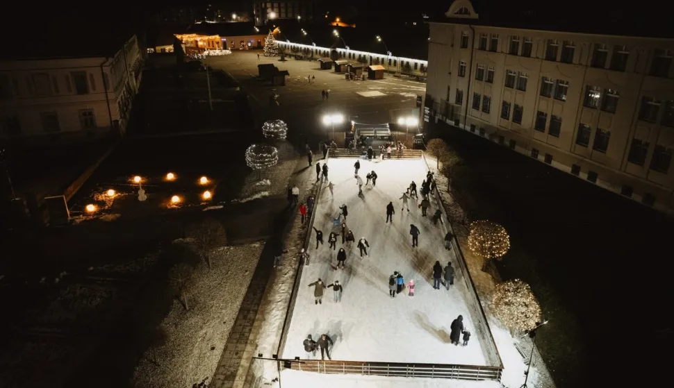 ĐakovoĐakovačko klizalište proteklih godina bilo je na Strossmayerovom trgu