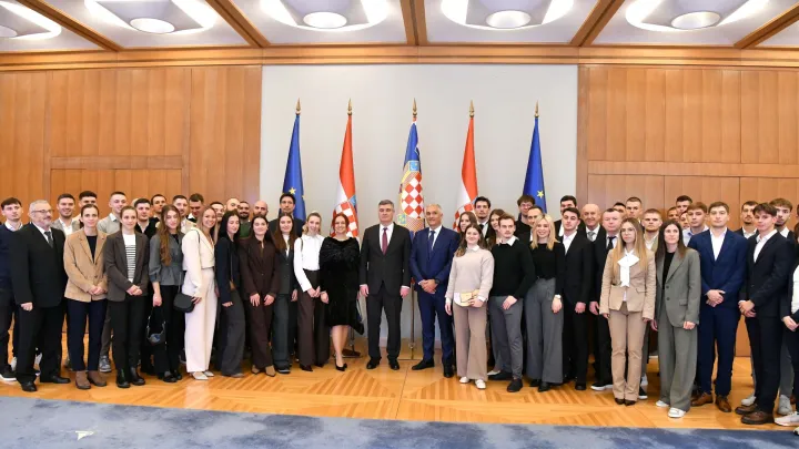 Zagreb, 26.11.2025. - Predsjednik Zoran Milanović primio je u svom Uredu studente sporta&scaron;e koji su u protekloj akademskoj godini osvojili medalje na međunarodnim natjecanjima, a uz njih i njihove trenere bili su i predstavnici Hrvatskog akademskog sportskog saveza i akademske zajednice, priopćeno je. foto HINA/ Ured predsjednika Republike Hrvatske/Tomislav Bu&scaron;ljeta/ tm