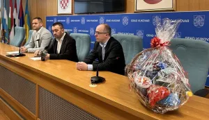 Dogradonačelnik Filip SušacGradonačelnik Marijan PavličekPročelnik Josip Palošnajava isplate božićnica umirovljenicima